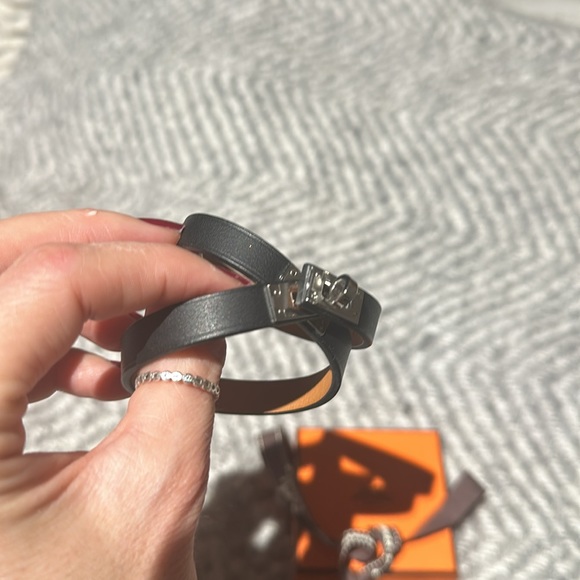 Gorgeous Hermes  Kelly leather bracelet - Picture 3 of 9